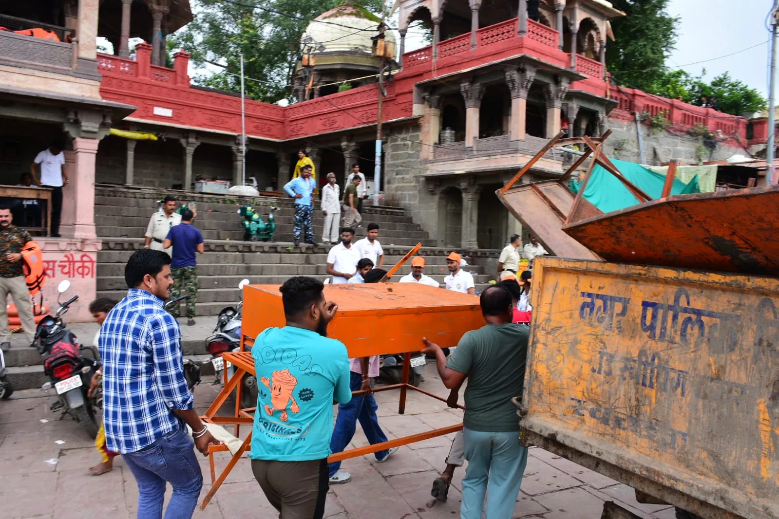 उज्जैन के रामघाट पर फिर गरजा निगम का 'पीला पंजा': अवैध कब्जे पर गिरी गाज, दौड़ते-भागते दिखे लोग,जमींदोज हुई दुकानें